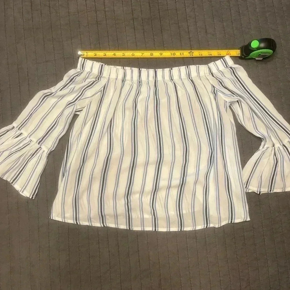 Cute light & airy off shoulder top - Picture 3 of 7